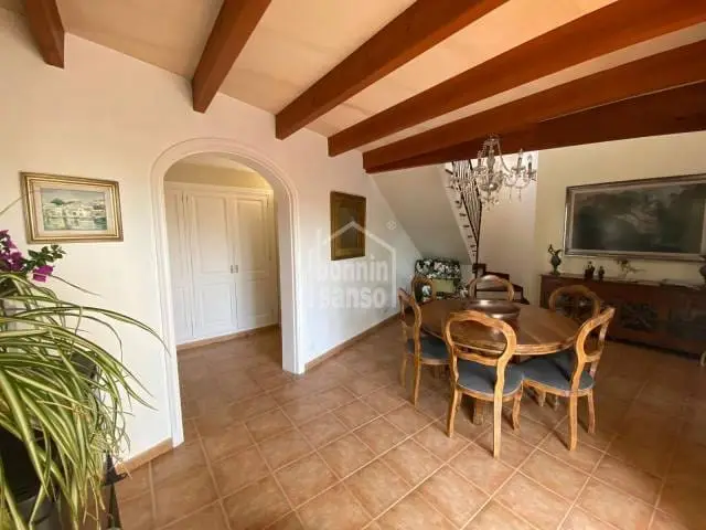 Chalet en venta en Menorca con piscina y vistas al mar