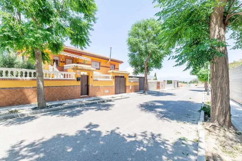 Chalet con 2 Viviendas Independientes y Piscina en Cúllar Vega