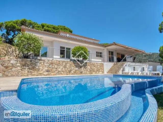 Villa de Lujo en Castell dAro con Vistas al Mar y Piscina Privada