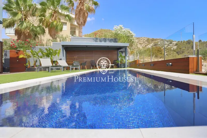 Chalet en Sitges con Vistas al Mar y Piscina